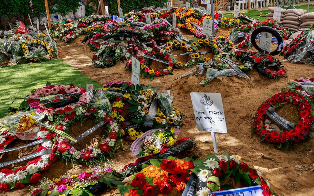 פרחים על קברים של חיילים שנהרגו במלחמת סוכות, 14 באוקטובר 2023 (צילום: Yossi Zamir/Flash90)