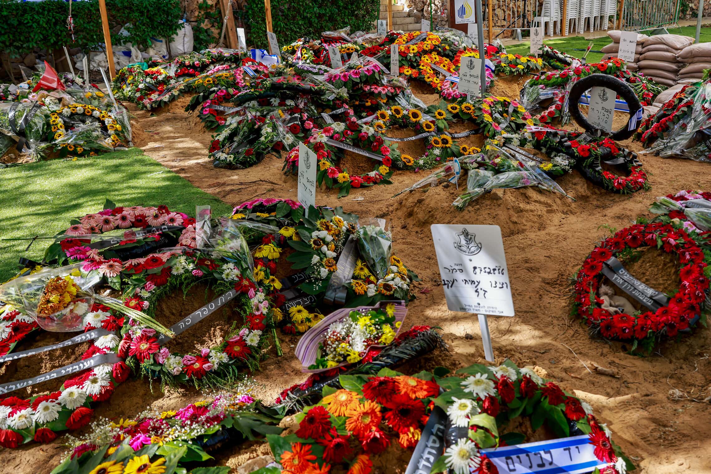 פרחים על קברים של חיילים שנהרגו במלחמת סוכות, 14 באוקטובר 2023 (צילום: Yossi Zamir/Flash90)