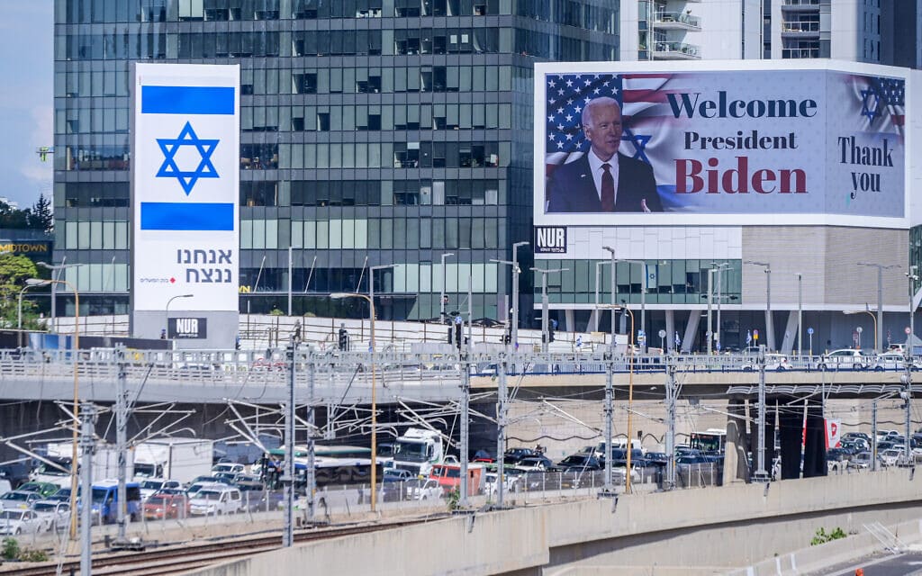 שלט באיילון "ברוך הבא הנשיא ג'ו ביידן". 18 באוקטובר 2023 (צילום: Avshalom Sassoni/Flash90)