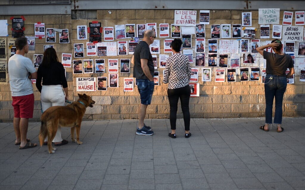 תמונותיהם של חטופים, שבויים ונעדרים, המוחזקים ברצועת עזה, כפי שנתלו בתל אביב, 20 באוקטובר 2023 (צילום: גילי יערי / פלאש 90)