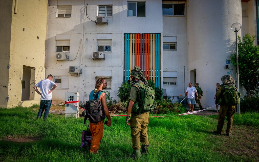 כוחות הביטחון ליד אתר פגיעת רקטה בשדרות, 23 באוקטובר 2023 (צילום: חיים גולדברג, פלאש 90) כוחות הביטחון ליד אתר פגיעת רקטה בשדרות, 23 באוקטובר 2023 (צילום: חיים גולדברג, פלאש 90)