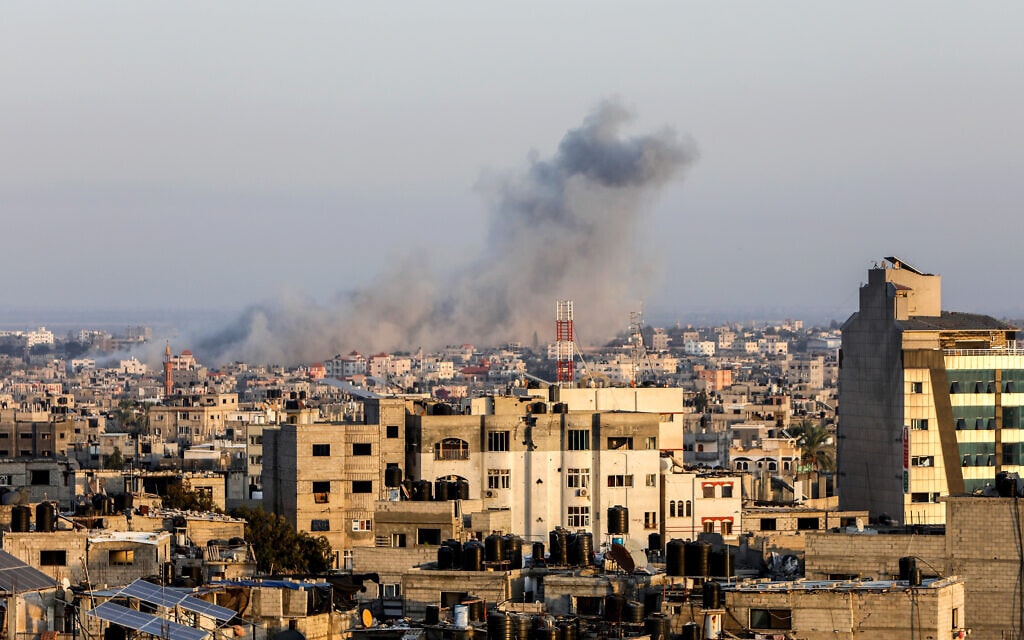 עשן מיתמר מעל בניינים ברפיח. 25 באוקטובר 2023 (צילום: Abed Rahim Khatib/Flash90)