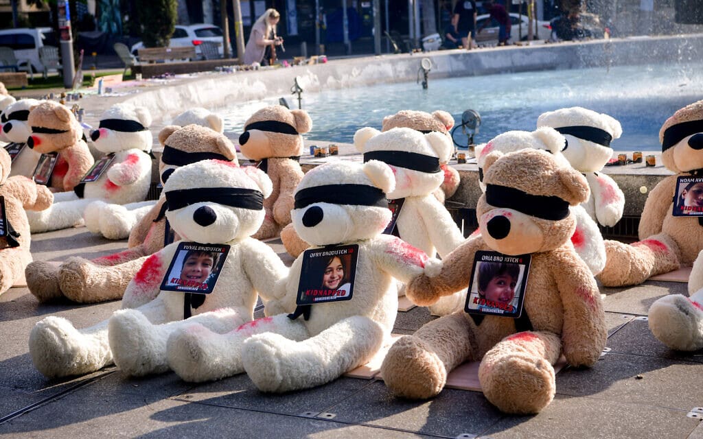 תמונותיהם של הילדים החטופים ברצועת עזה על בובות במסגרת מיצג שהוצב בכיכר צינה דיזנגוף בתל אביב, 25 באוקטובר 2023 (צילום: אבשלום ששוני / פלאש 90)