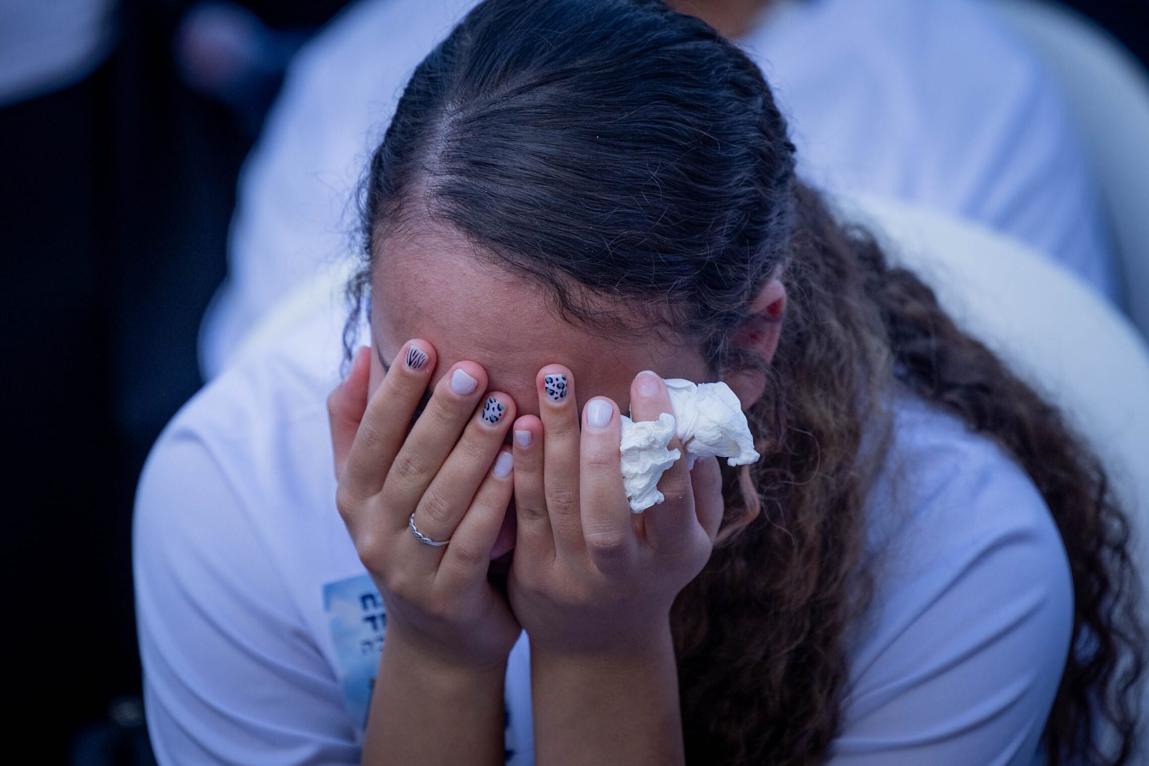 אישה בוכה בלוויה של משפחה מקיבוץ בארי שנרצחה ע&quot;י חמאס, 25 באוקטובר 2023 (צילום: Chaim Goldberg/Flash90)