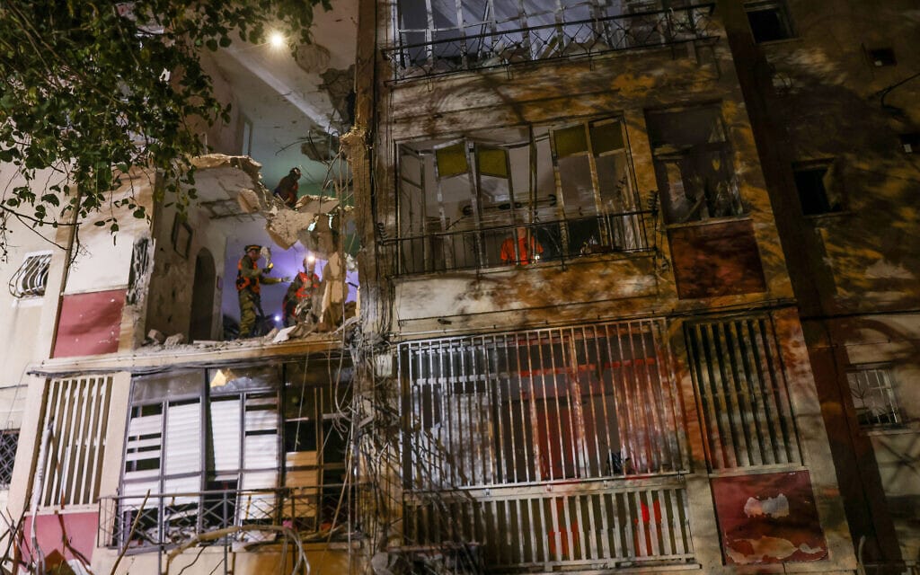 כוחות הצלה בבניין בראשון לציון שנפגע מרקטה, 26 באוקטובר 2023 (צילום: יוסי אלוני/פלאש90)