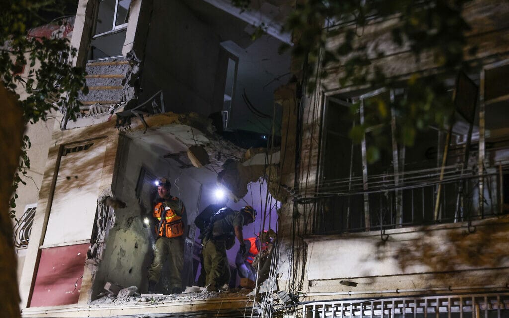 כוחות הצלה בבניין בראשון לציון שנפגע מרקטה, 26 באוקטובר 2023 (צילום: יוסי אלוני/פלאש90)