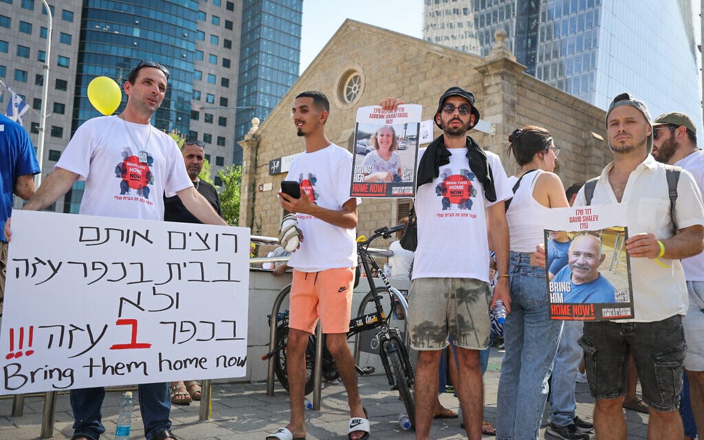 תושבי כפר עזה ומפגינים נוספים קוראים לשחרור החטופים מעזה. תל אביב, 26 באוקטובר 2023 (צילום: Jonathan Shaul/Flash90)