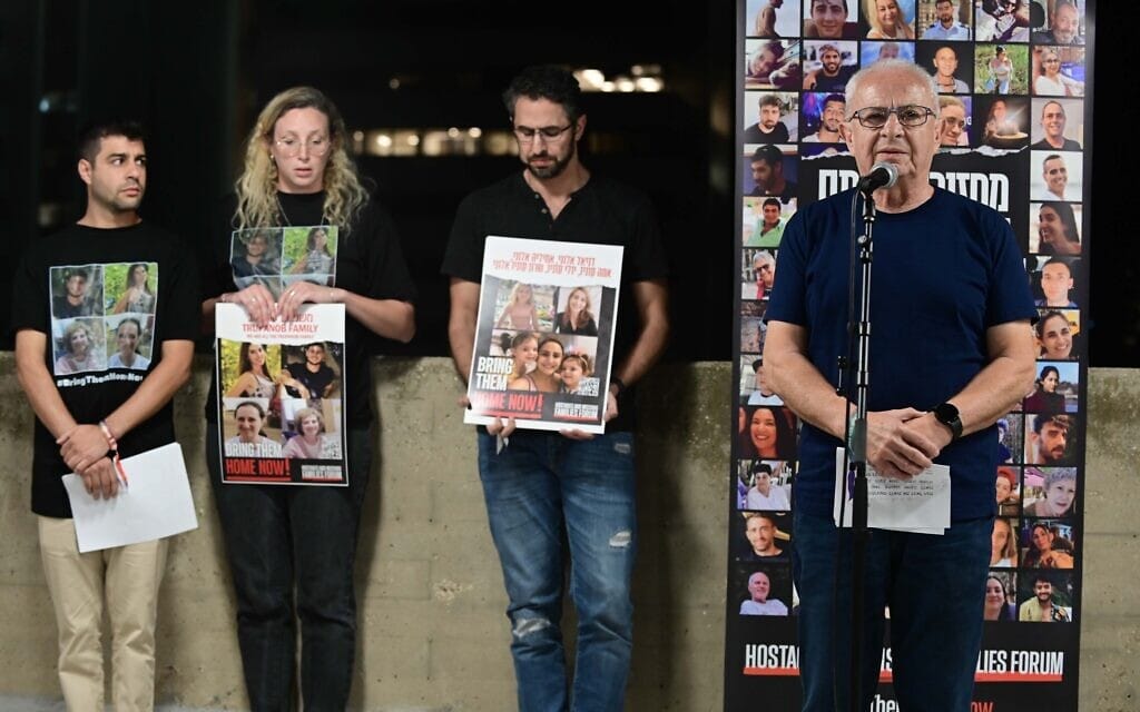 משפחות החטופות שהופיעו בסרטון של חמאס במסיבת עיתונאים בת"א, 30 באוקטובר 2023 (צילום: תומר נויברג, פלאש 90) משפחות החטופות שהופיעו בסרטון של חמאס במסיבת עיתונאים בת"א, 30 באוקטובר 2023 (צילום: תומר נויברג, פלאש 90)