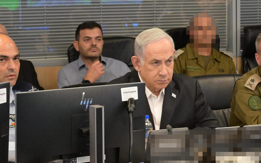 ראש הממשלה בנימין נתניהו בהערכת מצב בקריה, 8 באוקטובר 2023 (צילום: עמוס בן גרשום / לע"מ) ראש הממשלה בנימין נתניהו בהערכת מצב בקריה, 8 באוקטובר 2023 (צילום: עמוס בן גרשום / לע"מ)