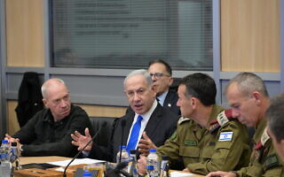 ראש הממשלה בנימין נתניהו, שר הביטחון יואב גלנט, הרמטכ"ל הרצי הלוי והמזכיר הצבאי של ראש הממשלה אבי גיל בהערכת מצב בקריה בתל אביב, 9 באוקטובר 2023 (צילום: עמוס בן גרשום / לע"מ) ראש הממשלה בנימין נתניהו, שר הביטחון יואב גלנט, הרמטכ"ל הרצי הלוי והמזכיר הצבאי של ראש הממשלה אבי גיל בהערכת מצב בקריה בתל אביב, 9 באוקטובר 2023 (צילום: עמוס בן גרשום / לע"מ)