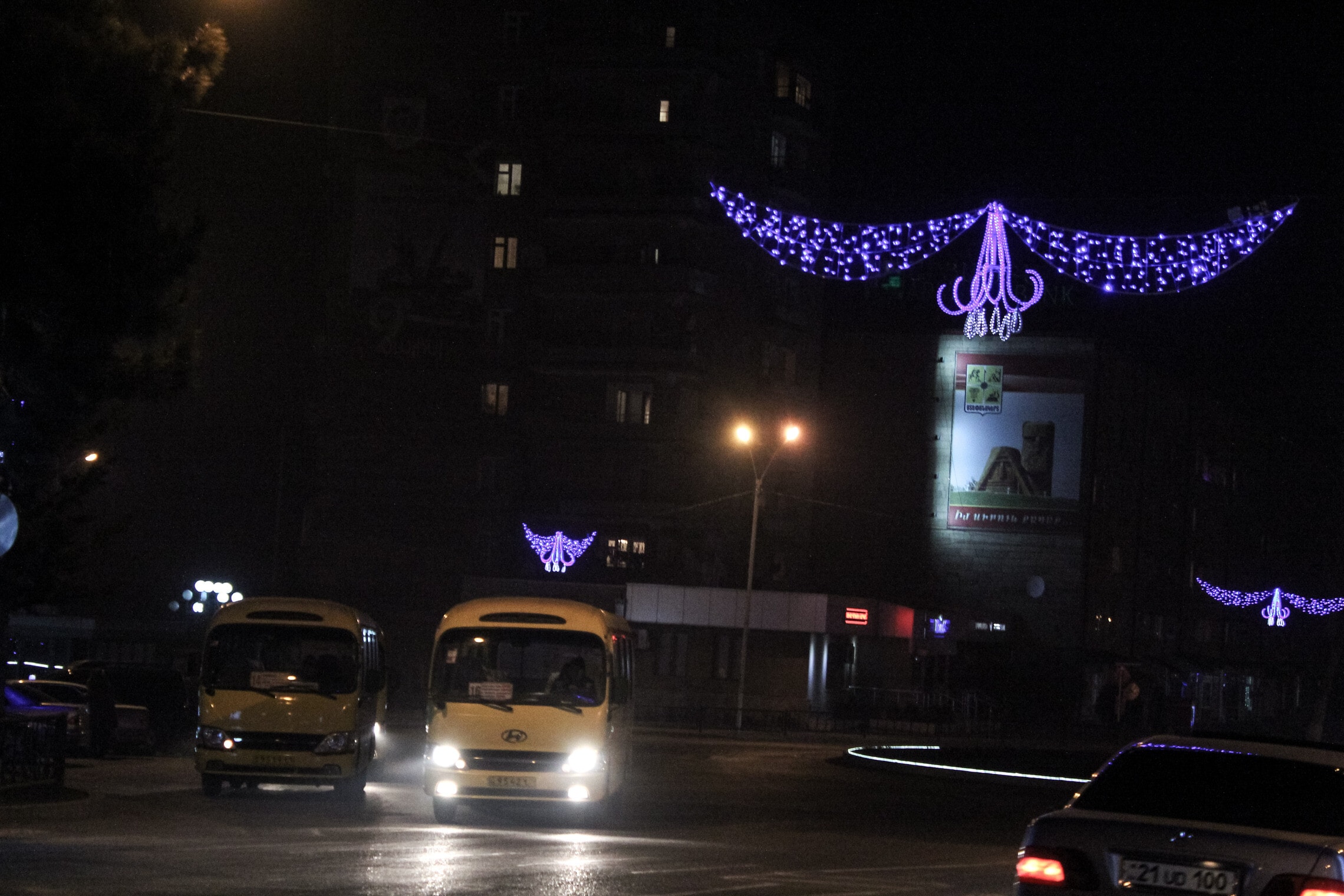 אווירת חג המולד בעיר סטפנקרט, בירת רפובליקת ארצאך. חורף 2016–2017 (צילום: גילעד שדה)