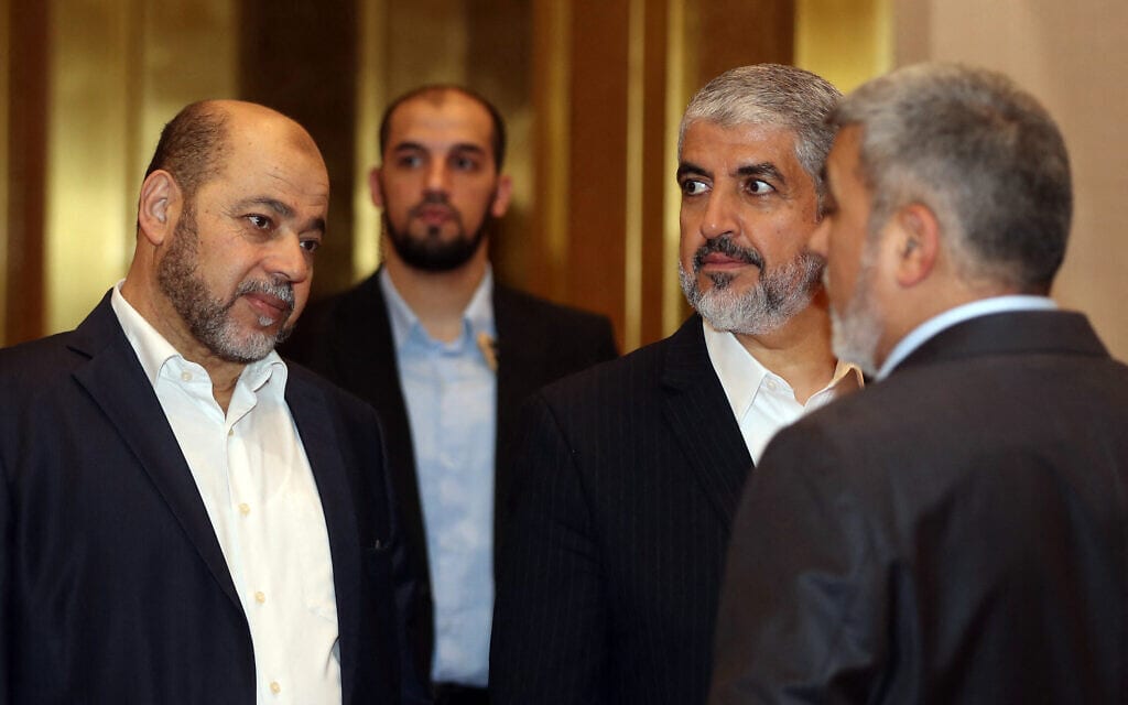 מנהיגי חמאס חאלד משעל (שני מימין) ומוסא אבו מרזוק (משמאל) בקטאר, 1 במאי 2023