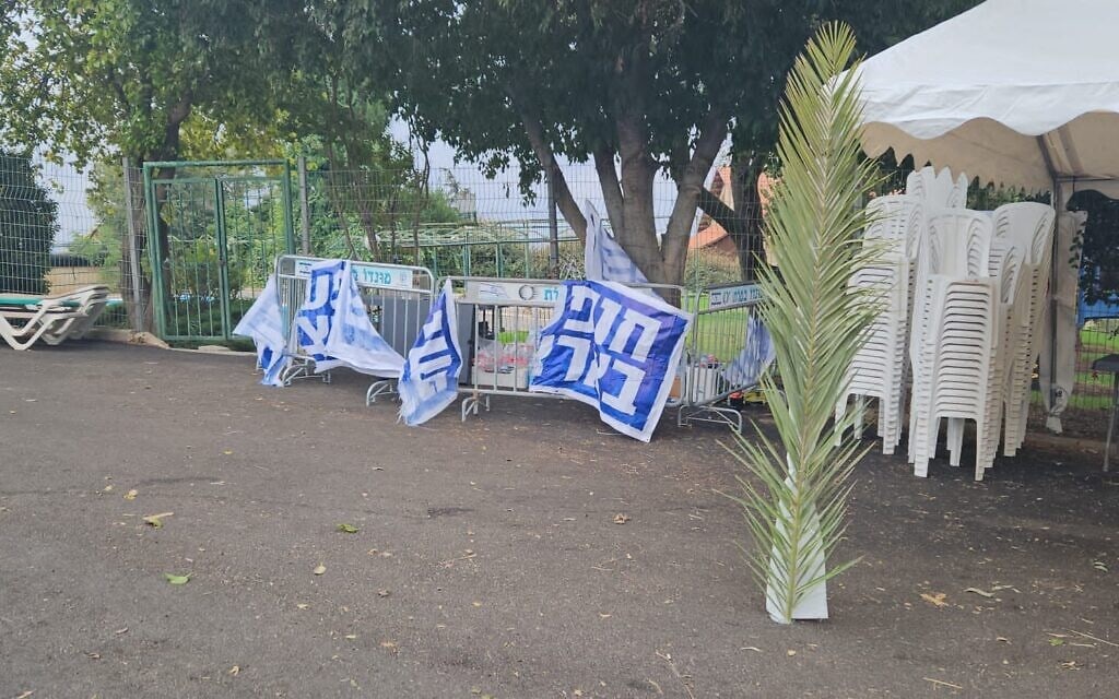 שלטי מחאה נגד נתניהו בנווה אטי"ב. 2 באוקטובר 2023 (צילום: מחאת קפלן) שלטי מחאה נגד נתניהו בנווה אטי"ב. 2 באוקטובר 2023 (צילום: מחאת קפלן)