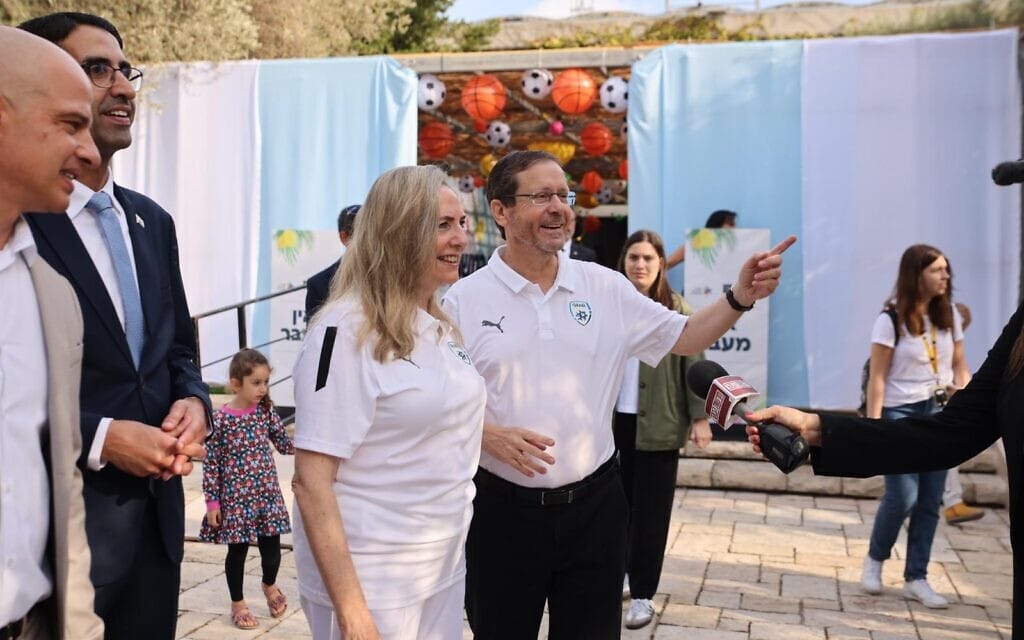 הנשיא יצחק הרצוג ורעייתו מיכל באירוע סוכות בבית הנשיא, 3 באוקטובר 2023 (צילום: ציפי ביבי) הנשיא יצחק הרצוג ורעייתו מיכל באירוע סוכות בבית הנשיא, 3 באוקטובר 2023 (צילום: ציפי ביבי)