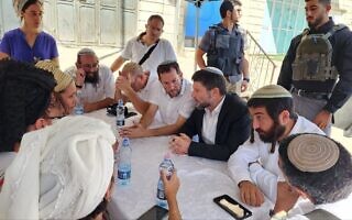 השר בצלאל סמוטריץ' מבקר בלשכה של ח"כ צבי סוכות בחווארה, 6 באוקטובר 2023 (צילום: רעי חדי) השר בצלאל סמוטריץ' מבקר בלשכה של ח"כ צבי סוכות בחווארה, 6 באוקטובר 2023 (צילום: רעי חדי)