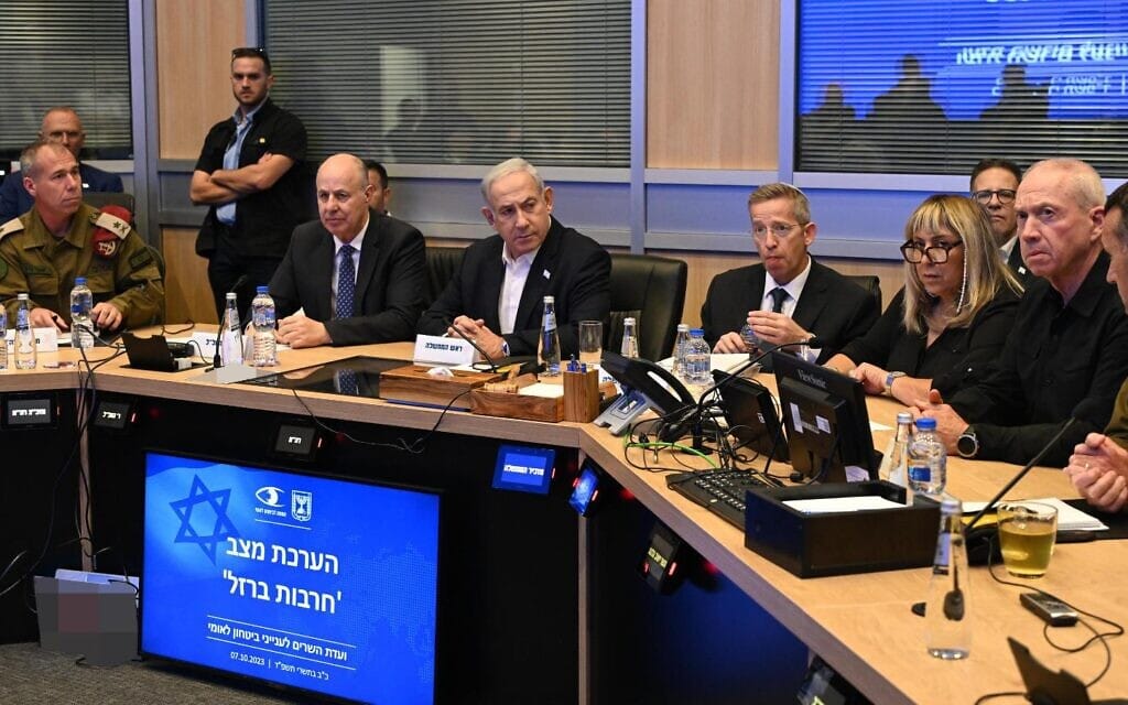 הקבינט המדיני-ביטחוני בבסיס הקריה בתל אביב, 7 באוקטובר 2023 (צילום: חיים צח / לע&quot;מ)