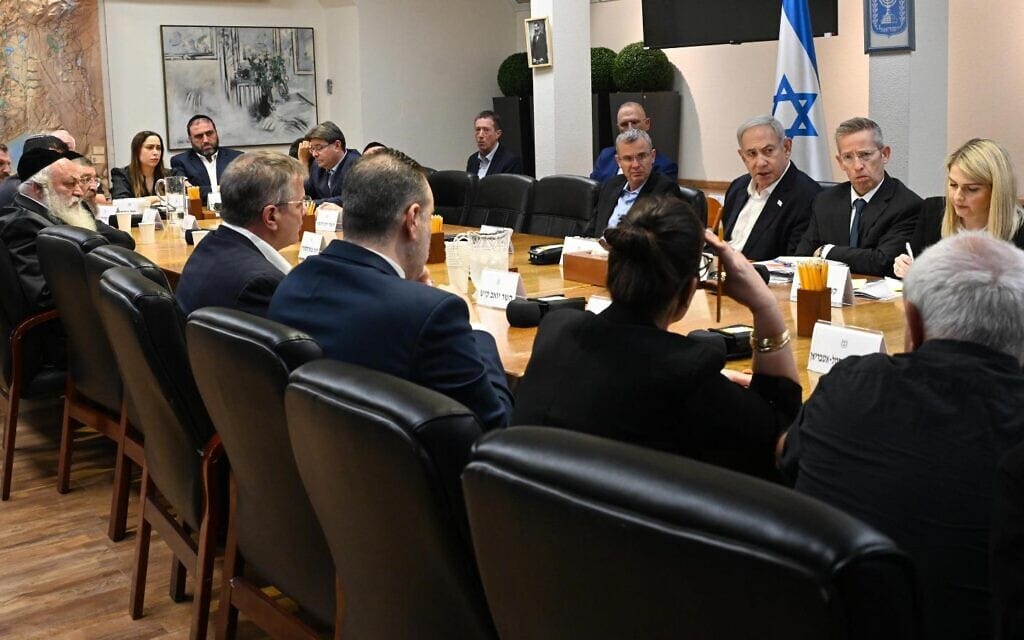 ראש הממשלה בנימין נתניהו בישיבת הממשלה בבסיס הקריה בתל אביב, 7 באוקטובר 2023 (צילום: חיים צח / לע"מ)