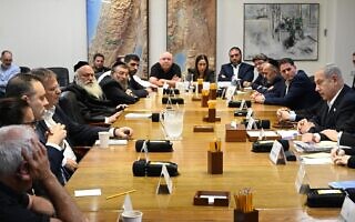 ישיבת הממשלה בבסיס הקריה בתל אביב, 7 באוקטובר 2023 (צילום: חיים צח / לע"מ) ישיבת הממשלה בבסיס הקריה בתל אביב, 7 באוקטובר 2023 (צילום: חיים צח / לע"מ)