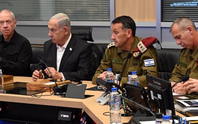ראש הממשלה בנימין נתניהו, שר הביטחון יואב גלנט והרמטכ"ל הרצי הלוי בהערכת מצב בקריה בתל אביב, 8 באוקטובר 2023 (צילום: חיים צח / לע"מ) ראש הממשלה בנימין נתניהו, שר הביטחון יואב גלנט והרמטכ"ל הרצי הלוי בהערכת מצב בקריה בתל אביב, 8 באוקטובר 2023 (צילום: חיים צח / לע"מ)