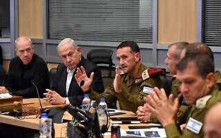 ראש הממשלה בנימין נתניהו, שר הביטחון יואב גלנט והרמטכ"ל הרצי הלוי בהערכת מצב בקריה בתל אביב, 8 באוקטובר 2023 (צילום: חיים צח / לע"מ) ראש הממשלה בנימין נתניהו, שר הביטחון יואב גלנט והרמטכ"ל הרצי הלוי בהערכת מצב בקריה בתל אביב, 8 באוקטובר 2023 (צילום: חיים צח / לע"מ)