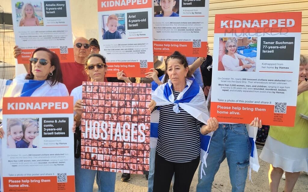 נציגי משפחות החטופים והנעדרים באירוע סולידריתו בקפריסין. 17 באוקטובר 2023 (צילום: מטה המשפחות להחזרת החטופים ונעדרים) נציגי משפחות החטופים והנעדרים באירוע סולידריתו בקפריסין. 17 באוקטובר 2023 (צילום: מטה המשפחות להחזרת החטופים ונעדרים)