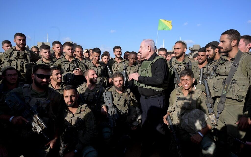 ראש הממשלה בנימין נתניהו עם לוחמים מחטיבת גולני בקרבת הגבול עם רצועת עזה, 19 באוקטובר 2023 (צילום: אבי אוחיון / לע"מ)
