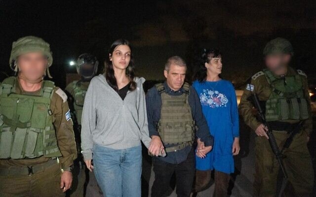 יהודית טאי רענן ונטלי שושנה רענן לאחר המעבר מרצועת עזה לידי הכוחות הישראלים, עם גל הירש ביניהן, 20 באוקטובר 2023 יהודית טאי רענן ונטלי שושנה רענן לאחר המעבר מרצועת עזה לידי הכוחות הישראלים, עם גל הירש ביניהן, 20 באוקטובר 2023