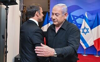ראש הממשלה בנימין נתניהו מחבק את נשיא צרפת עמנואל מקרון בלשכתו בירושלים. 24 באוקטובר 2023 (צילום: קובי גדעון/לע"מ)