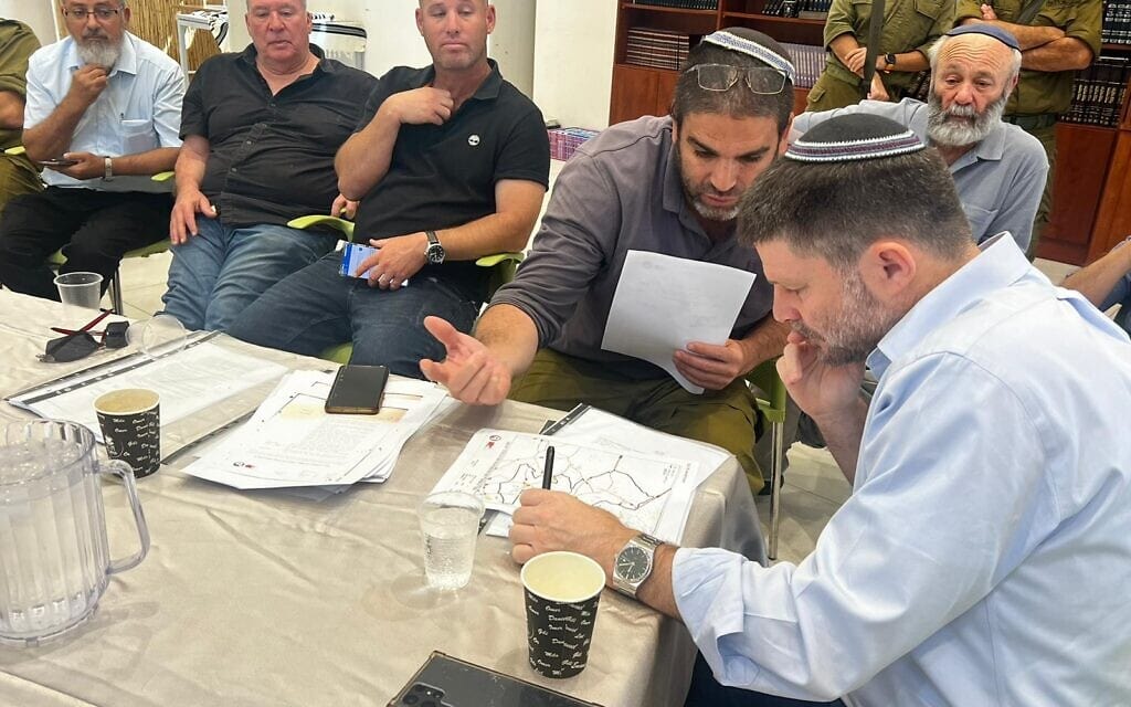 שר האוצר בצלאל סמוטריץ' בפגישה עם חקלאים וחברי כיתות כוננות בעוטף עזה. 25 באוקטובר 2023 (צילום: דוברות בצלאל סמוטריץ') שר האוצר בצלאל סמוטריץ' בפגישה עם חקלאים וחברי כיתות כוננות בעוטף עזה. 25 באוקטובר 2023 (צילום: דוברות בצלאל סמוטריץ')