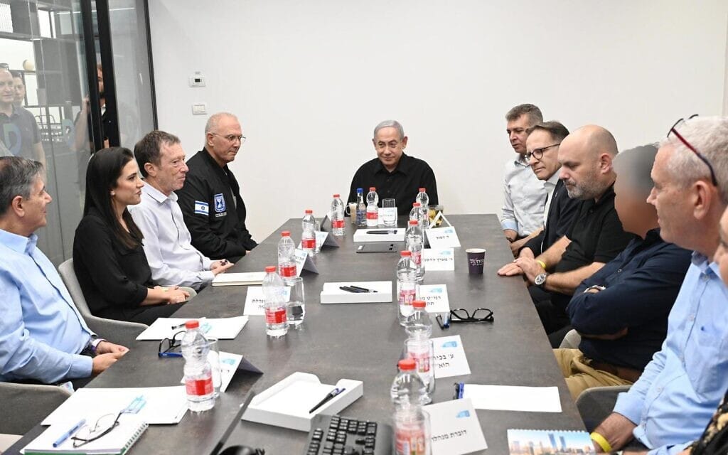 ראש הממשלה בנמין נתניהו בביקור במנהלת התקומה לשיקום עוטף עזה ביבנה. 26 באוקטובר 2023 (צילום: חיים צח /לע״מ) ראש הממשלה בנמין נתניהו בביקור במנהלת התקומה לשיקום עוטף עזה ביבנה. 26 באוקטובר 2023 (צילום: חיים צח /לע״מ)