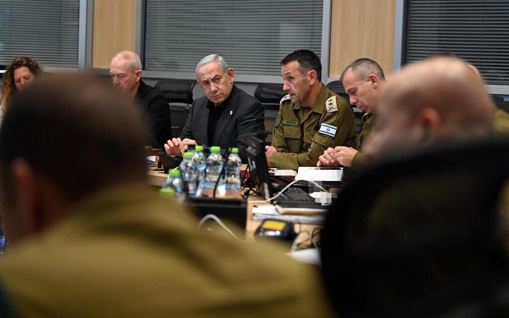 ראש הממשלה בנימין נתניהו, שר הביטחון יואב גלנט והרמטכ"ל הרצי הלוי בהערכת מצב בקריה. 31 באוקטובר 2023 (צילום: חיים צח / לע"מ) ראש הממשלה בנימין נתניהו, שר הביטחון יואב גלנט והרמטכ"ל הרצי הלוי בהערכת מצב בקריה. 31 באוקטובר 2023 (צילום: חיים צח / לע"מ)