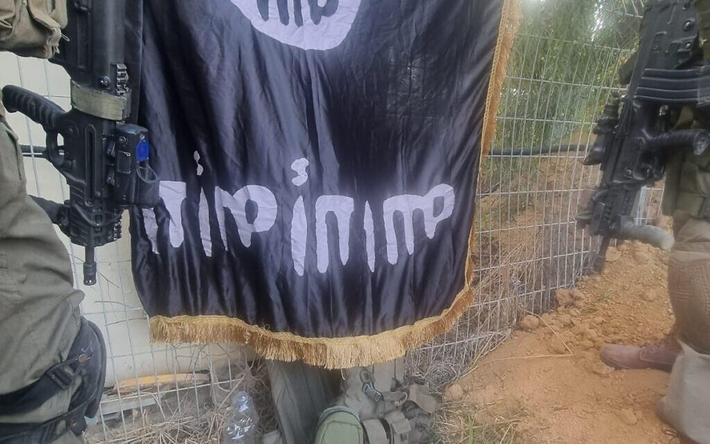 דגל דאע"ש שנמצא על ידי סיירת נחל בקיבוץ סופה. 12 באוקטובר 2023 (צילום: דובר צה"ל)