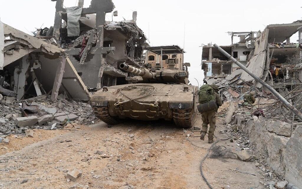 טנק פועל בעזה על רקע הריסות בניינים. 31 באוקטובר 2023 (צילום: דובר צה״ל) טנק פועל בעזה על רקע הריסות בניינים. 31 באוקטובר 2023 (צילום: דובר צה״ל)
