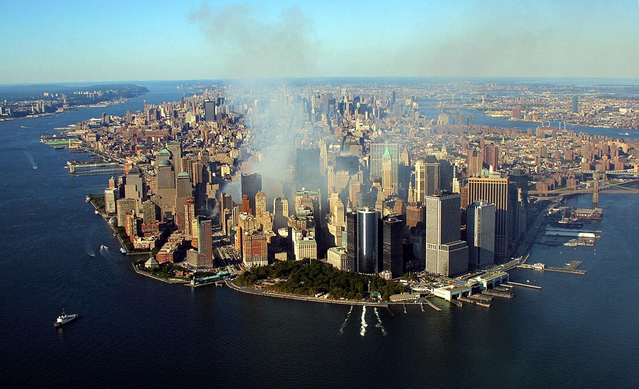 עשן מיתמר בניו יורק, כמה ימים אחרי הפיגוע במגדלי התאומים, 15 בספטמבר 2001 (צילום: KEITH MEYERS / POOL / AFP)
