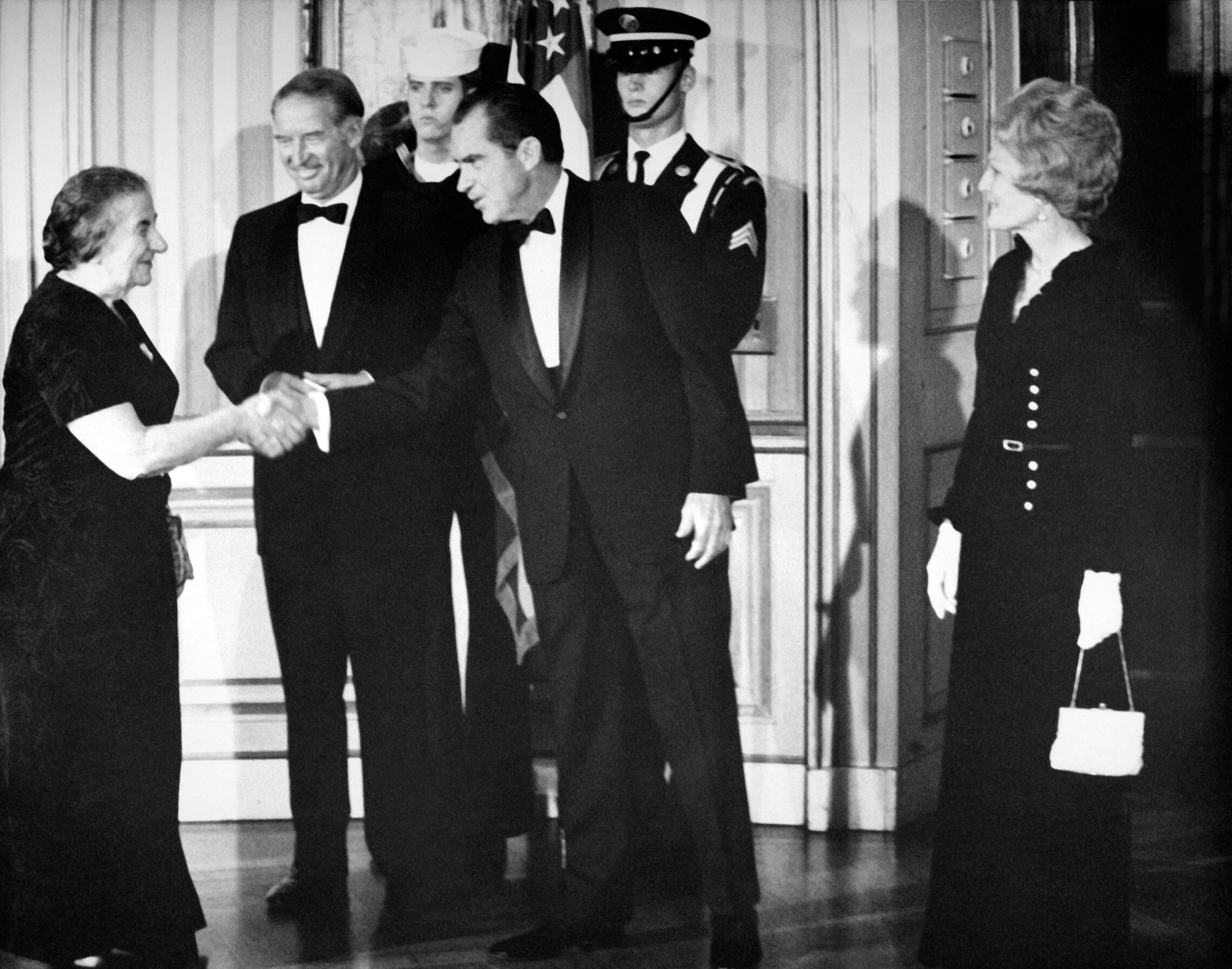 ראש הממשלה גולדה מאיר לוחצת את ידו של נשיא ארה&quot;ב ריצ&#039;רד ניקסון, 24 באוקטובר 2023 (צילום: ARNOLD SACHS / AFP)