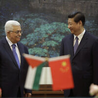 נשיא סין שי ג'ינפינג ויו"ר הרשות הפלסטינית מחמוד עבאס בבייג'ינג, 6 במאי 2013 (צילום: JASON LEE / POOL / AFP)