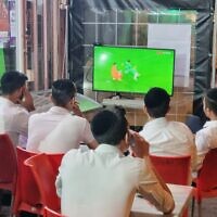 צעירים חרדים צופים במשחק כדורגל בפיצוציה רמת גן (צילום: תני גולדשטיין)
