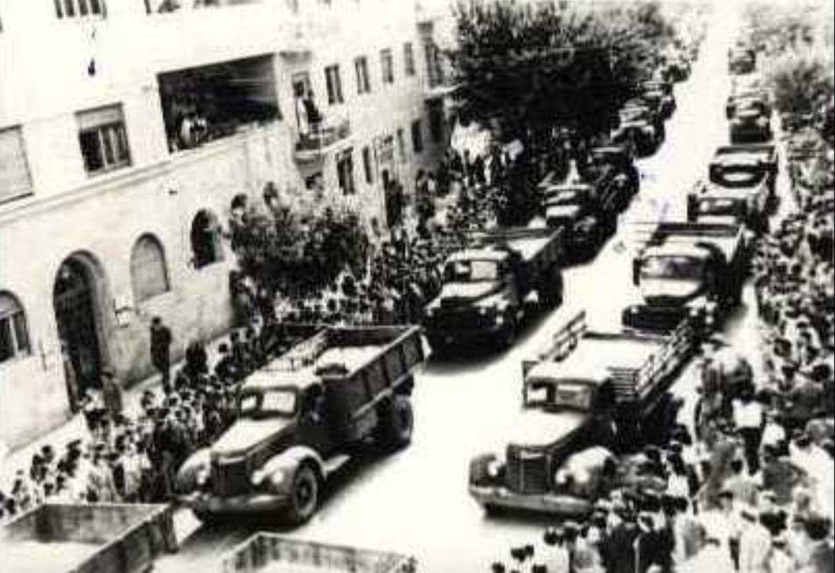 מסע הלוויה של חללי גוש עציון עובר ברחוב קינג ג&#039;ורג&#039; (צילום: אתר ההיסטוריה וההנצחה של גוש עציון, ויקיפדיה)