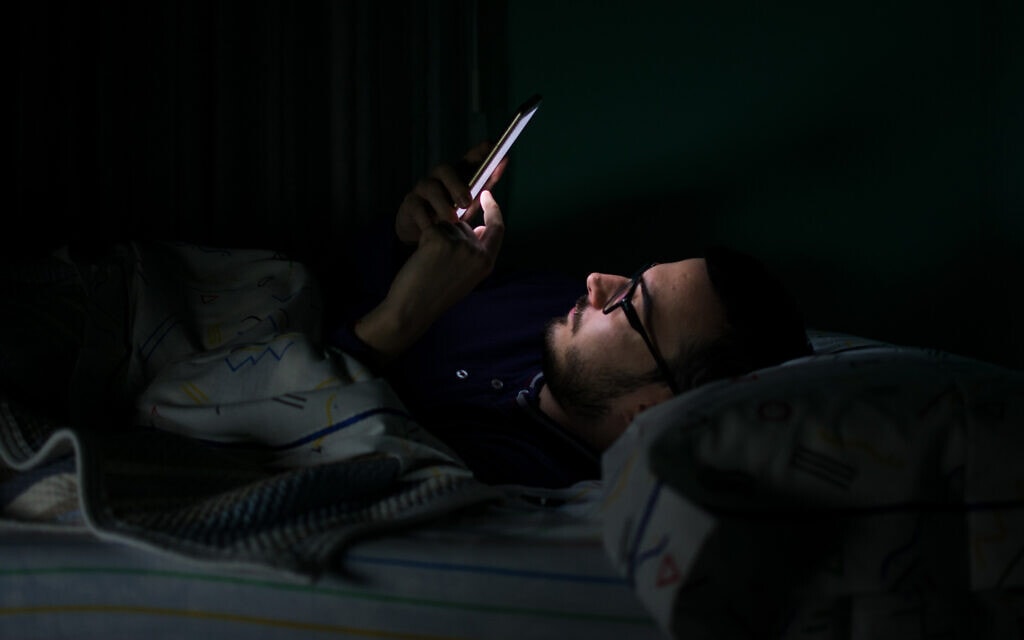 גלישה באינטרנט לפני שינה. אילוסטרציה (צילום: iStock)