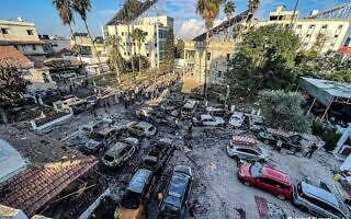 תמונה מהבוקר שאחרי הפיצוץ שארע לכאורה בבית חולים אל-אהלי: מבני בתי החולים לא נפגעו, השרפה ארעה במגרש החנייה (צילום: מטלגרם, שימוש לפי סעיף 27א לחוק זכויות יוצרים) תמונה מהבוקר שאחרי הפיצוץ שארע לכאורה בבית חולים אל-אהלי: מבני בתי החולים לא נפגעו, השרפה ארעה במגרש החנייה (צילום: מטלגרם, שימוש לפי סעיף 27א לחוק זכויות יוצרים)