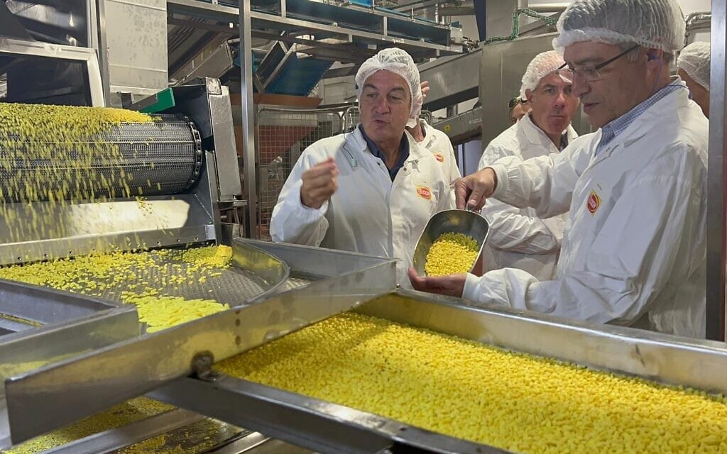נשיא התאחדות התעשיינים, רון תומר, ומנכ"ל אסם אבי בן אסייג, במפעל אסם בשדרות לאחר שנפתח לראשונה מתחילת המלחמה, 15 באוקטובר 2023 (צילום: התאחדות התעשיינים) נשיא התאחדות התעשיינים, רון תומר, ומנכ"ל אסם אבי בן אסייג, במפעל אסם בשדרות לאחר שנפתח לראשונה מתחילת המלחמה, 15 באוקטובר 2023 (צילום: התאחדות התעשיינים)