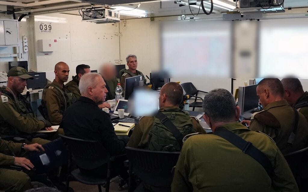 שר הביטחון יואב גלנט בביקור באוגדה 91 בצפון, 21 באוקטובר 2023 (צילום: אריאל חרמוני, משרד הביטחון) שר הביטחון יואב גלנט בביקור באוגדה 91 בצפון, 21 באוקטובר 2023 (צילום: אריאל חרמוני, משרד הביטחון)