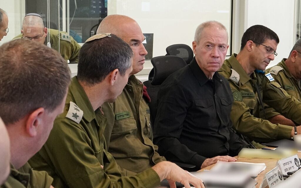 שר הביטחון יואב גלנט בהערכת מצב בפיקוד צפון, 14 באוקטובר 2023 (צילום: אריאל חרמוני, תקשורת משרד הביטחון) שר הביטחון יואב גלנט בהערכת מצב בפיקוד צפון, 14 באוקטובר 2023 (צילום: אריאל חרמוני, תקשורת משרד הביטחון)