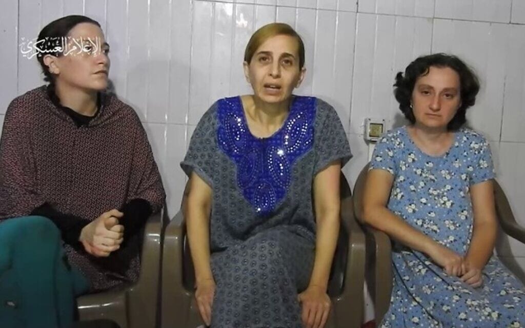דניאל אלוני, ילנה טרופנוב ורימון קירסט, שנחטפו בידי מחבלי חמאס והופיעו בסרטון לוחמה פסיכולוגי של הארגון שפורסם ב-30 באוקטובר 2023 (צילום: צילום מסך מסרטון של חמאס) דניאל אלוני, ילנה טרופנוב ורימון קירסט, שנחטפו בידי מחבלי חמאס והופיעו בסרטון לוחמה פסיכולוגי של הארגון שפורסם ב-30 באוקטובר 2023 (צילום: צילום מסך מסרטון של חמאס)