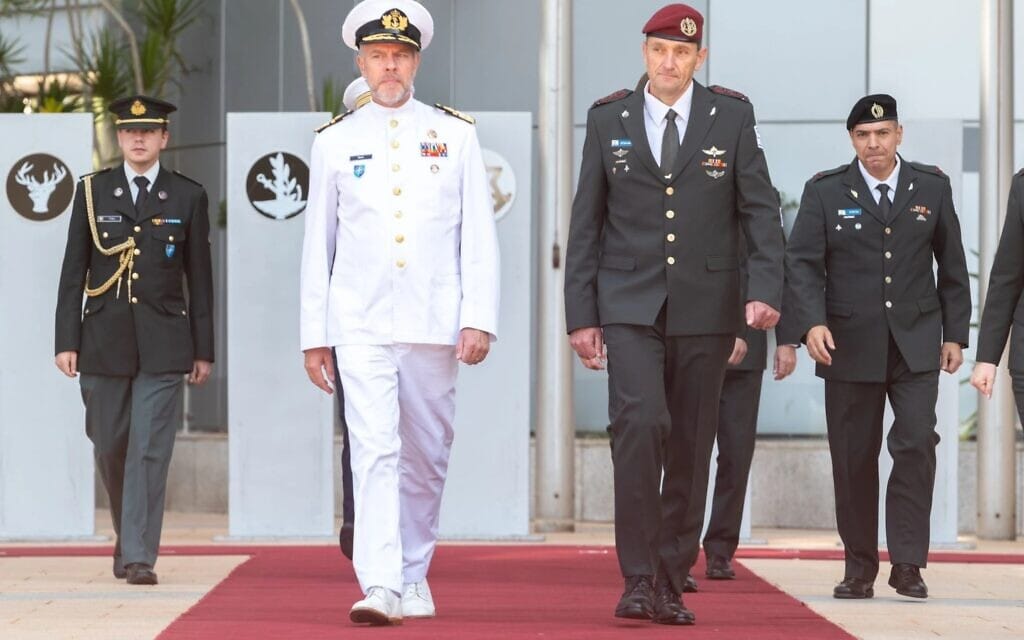 הרמטכ"ל הרצי הלוי לצד יו"ר הוועדה הצבאית של נאט"ו האדמירל רוב באואר, ספטמבר 2023 (צילום: דובר צה"ל)