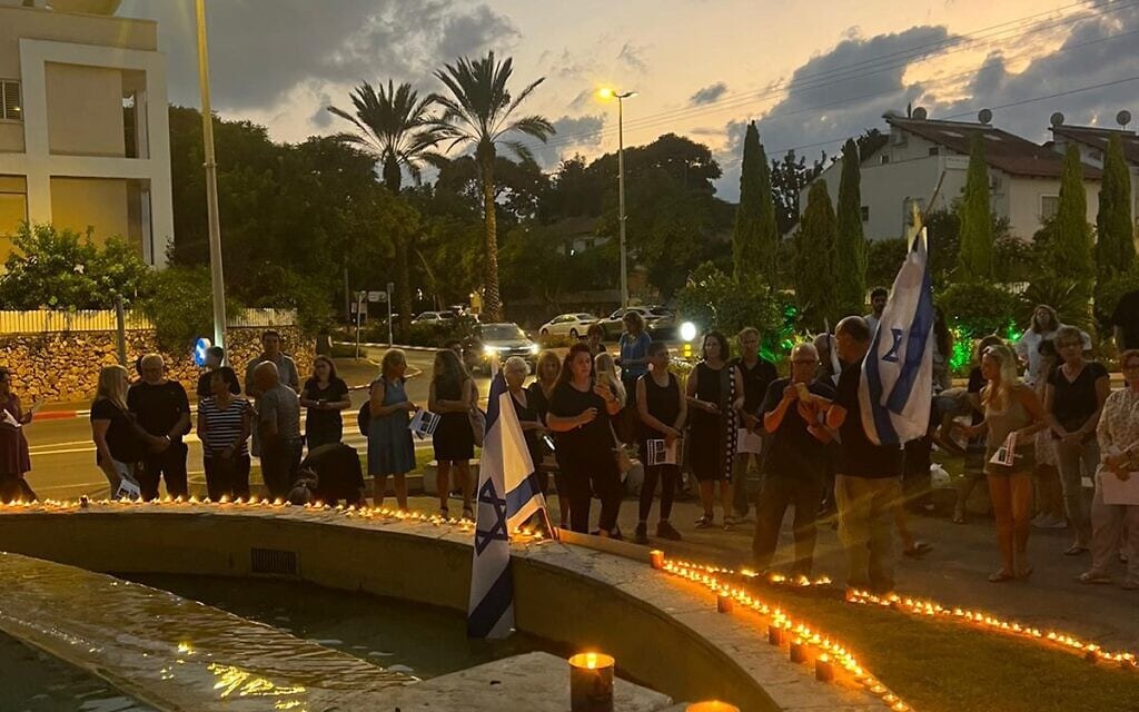 עצרת זיכרון מחאתית לזכר הנרצחים וההרוגים במלחמת סוכות, מול ביתו של יו"ר הליכוד העולמי, ח"כ דני דנון, 14 לאוקטובר 2023 (צילום: כוח קפלן) עצרת זיכרון מחאתית לזכר הנרצחים וההרוגים במלחמת סוכות, מול ביתו של יו"ר הליכוד העולמי, ח"כ דני דנון, 14 לאוקטובר 2023 (צילום: כוח קפלן)