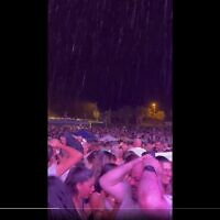הופעה של שירי מימון בלייב פארק בראשון לציון שהופסקה בגלל גשם. 1 באוקטובר 2023 (צילום: צילום מסך טוויטר)
