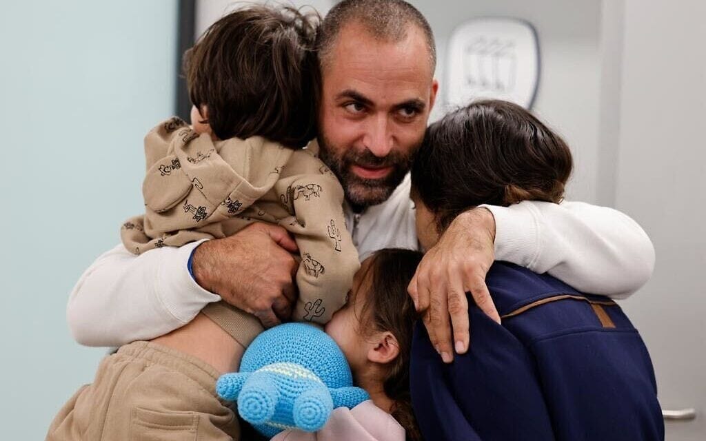 אביחי ברודץ מחבק את ילדיו עופרי, יובל ואוריה, לאחר ששוחררו מהשבי ברצועת עזה (צילום: דוברות מרכז שניידר לרפואת ילדים) אביחי ברודץ מחבק את ילדיו עופרי, יובל ואוריה, לאחר ששוחררו מהשבי ברצועת עזה (צילום: דוברות מרכז שניידר לרפואת ילדים)