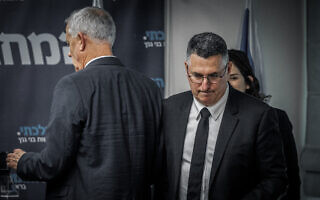 גדעון סער ובני גנץ בישיבת סיעת המחנה הממלכתי, 19 באפריל 2023 (צילום: יונתן זינדל/פלאש90) גדעון סער ובני גנץ בישיבת סיעת המחנה הממלכתי, 19 באפריל 2023 (צילום: יונתן זינדל/פלאש90)