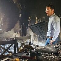 איציק שמולי מבקר בבית שרוף אחרי מתקפת חמאס ביישובי העוטף
